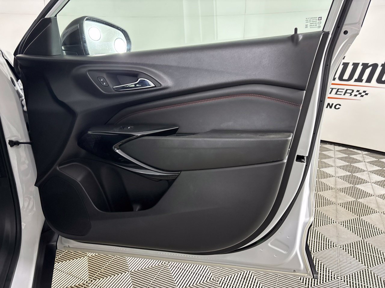Used 2024 Chevrolet Trax RS FWD image 27