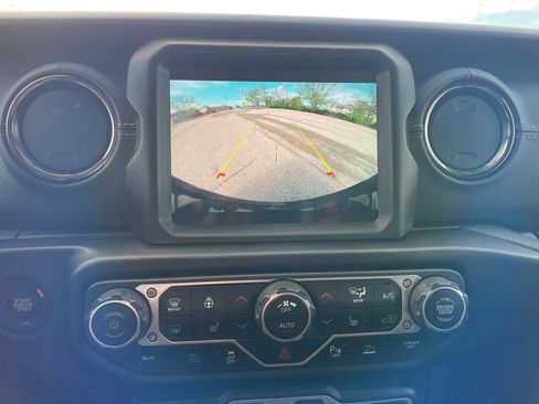 Used 2021 Jeep Wrangler Unlimited Sahara AWD/4WD image 17
