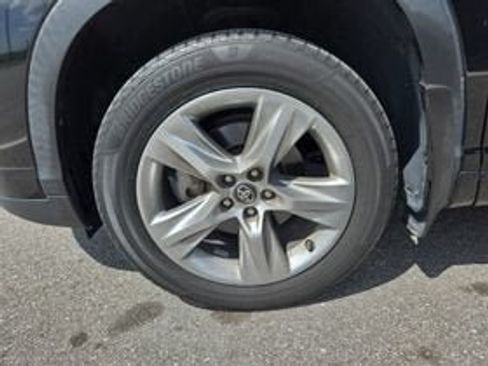 Used 2017 Toyota Highlander Limited AWD/4WD image 5