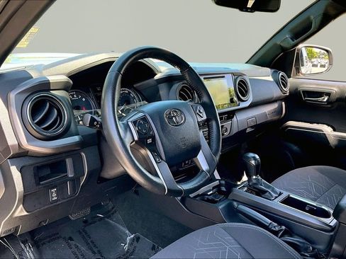 Used 2017 Toyota Tacoma TRD Sport w/ Premium & Technology Package RWD image 14