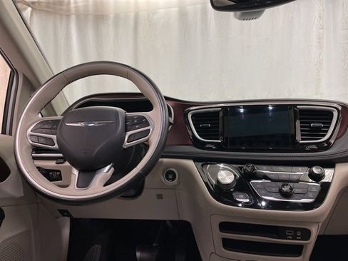 Used 2020 Chrysler Pacifica Limited image 23