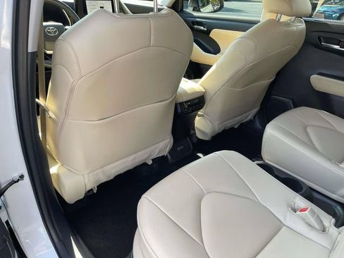 Used 2024 Toyota Highlander XLE AWD/4WD image 18