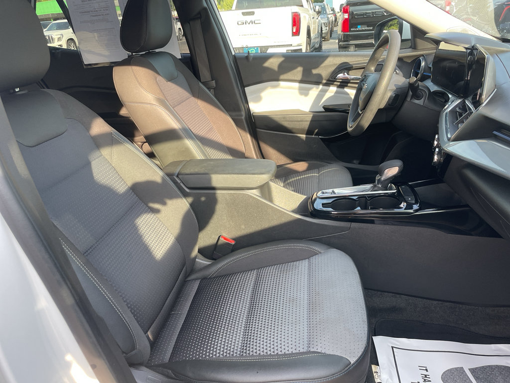 Certified 2025 Chevrolet Trax LT FWD image 13