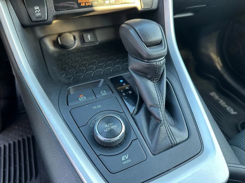 Used 2020 Toyota RAV4 LE image 29