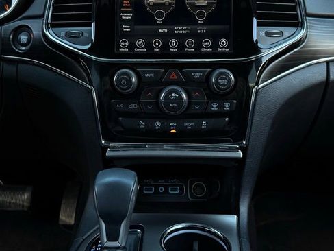 Used 2019 Jeep Grand Cherokee Limited image 27