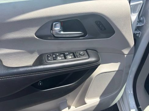 Used 2022 Chrysler Pacifica Touring-L FWD image 9