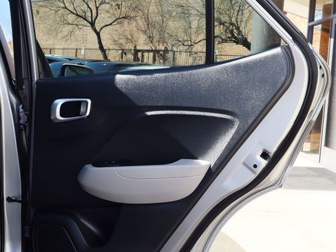 Used 2023 Hyundai Venue SEL image 26