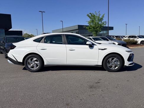 New 2026 Hyundai Sonata SE FWD image 2