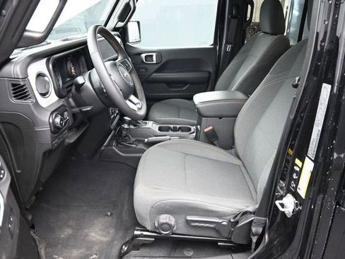 Used 2025 Jeep Wrangler Unlimited Sahara AWD/4WD image 19