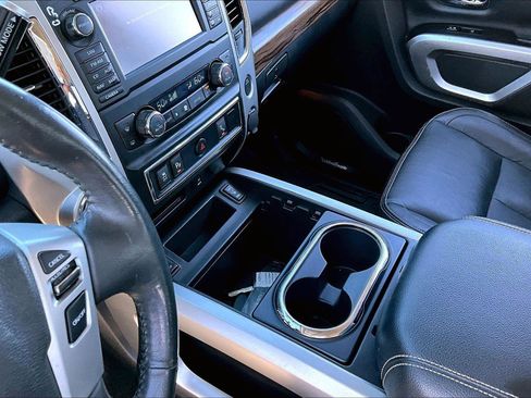 Used 2018 Nissan Titan SL image 14