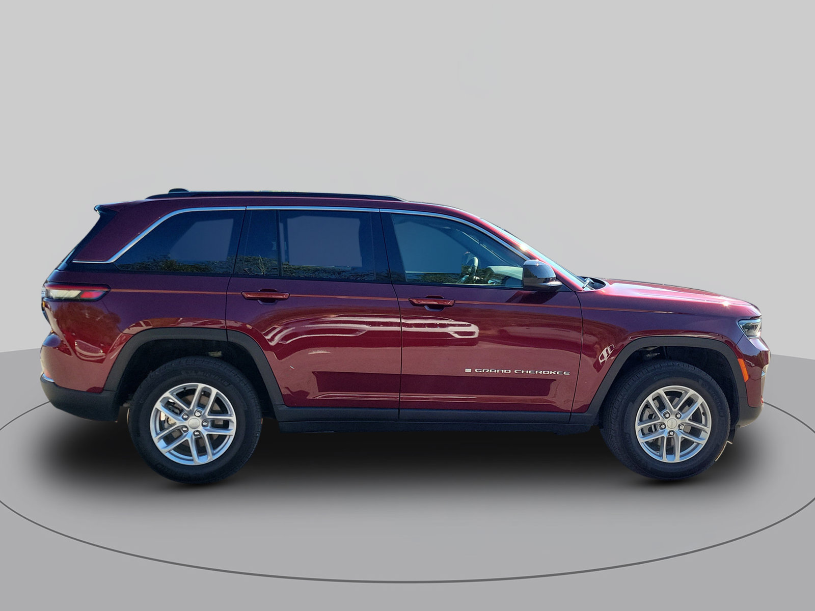 Used 2025 Jeep Grand Cherokee Laredo X w/ Luxury Tech Group I RWD image 2