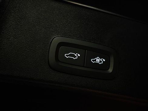 Used 2023 Volvo XC40 B4 Ultimate FWD image 8
