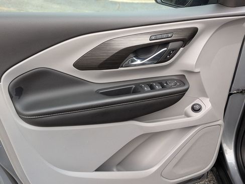 Used 2023 GMC Terrain SLT image 14