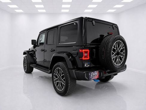Used 2023 Jeep Wrangler Unlimited Sahara w/ Cold Weather Group AWD/4WD image 4