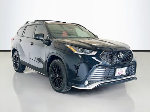 Used 2023 Toyota Highlander XSE FWD image 3