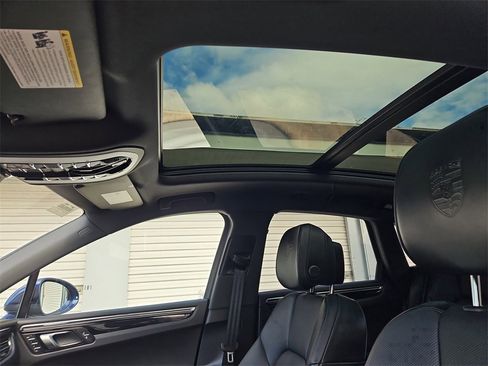 Certified 2025 Porsche Macan image 16