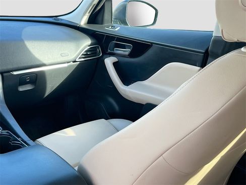 Used 2017 Jaguar F-PACE Premium image 24