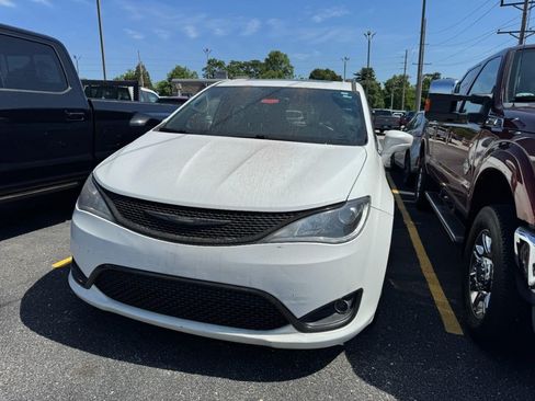 Used 2018 Chrysler Pacifica Touring-L Plus FWD image 4