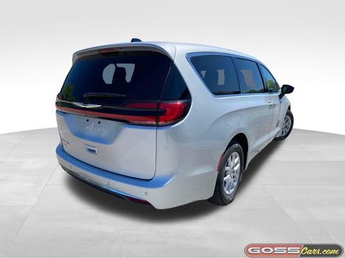 Used 2024 Chrysler Pacifica Touring-L FWD image 3