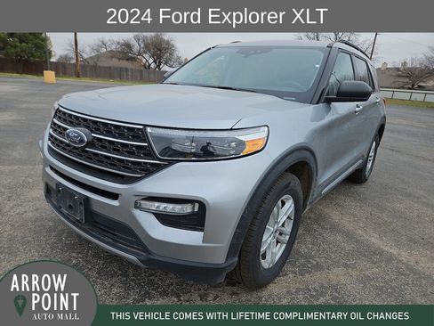 Used 2024 Ford Explorer XLT w/ Equipment Group 202A image 4