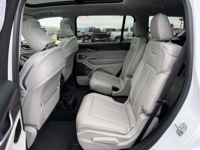 Used 2021 Jeep Grand Cherokee L Overland w/ Luxury Tech Group IV AWD/4WD image 15