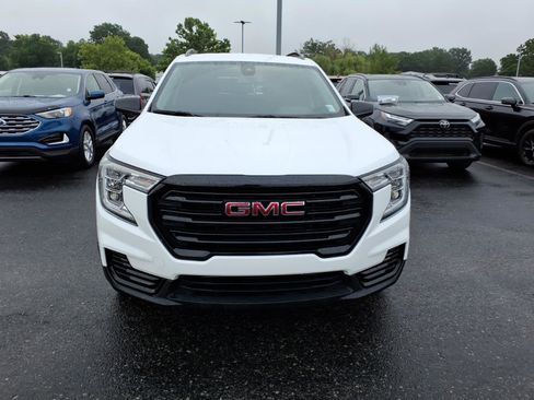 Used 2023 GMC Terrain SLE w/ Driver Convenience Package FWD image 2