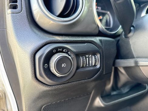 Used 2022 Jeep Wrangler Unlimited Sahara w/ Cold Weather Group AWD/4WD image 12