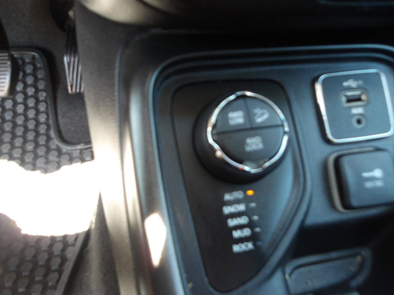 Used 2020 Jeep Compass Trailhawk AWD/4WD image 25