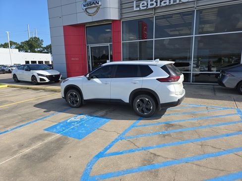 Used 2024 Nissan Rogue SV w/ SV Premium Package FWD image 5