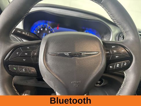 Used 2025 Chrysler Pacifica Limited FWD image 13