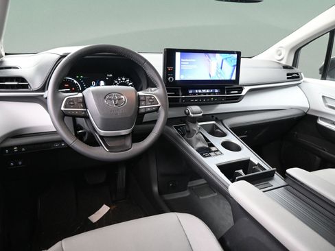 Used 2026 Toyota Sienna XLE FWD image 36