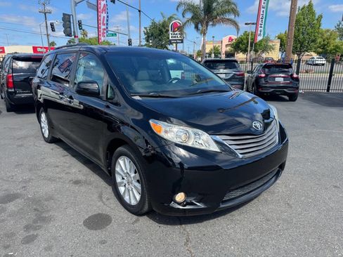 Used 2011 Toyota Sienna XLE w/ Premium Pkg image 2