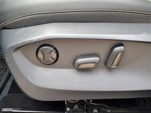 Used 2025 Volkswagen Taos SE image 15