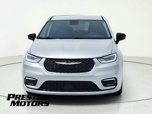 Used 2024 Chrysler Pacifica Touring-L FWD image 2