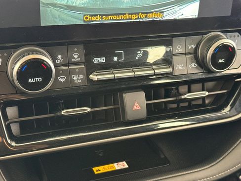 Used 2024 Toyota Highlander XLE FWD image 18