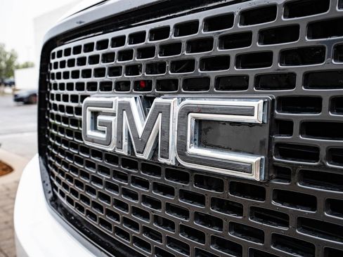Used 2018 GMC Yukon SLT AWD/4WD image 3