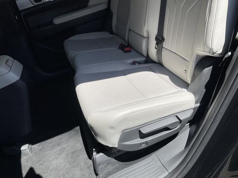 Used 2025 Hyundai Santa Fe SEL AWD/4WD image 36