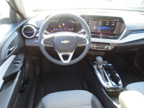Used 2025 Chevrolet Trax LT w/ LT Convenience Package image 14