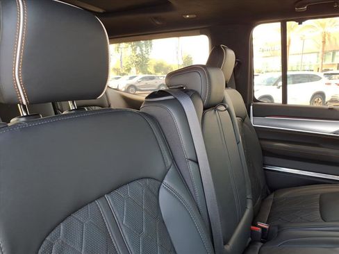 Used 2023 Jeep Grand Wagoneer Series III image 14