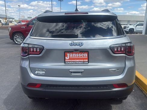 Used 2023 Jeep Compass Latitude AWD/4WD image 3