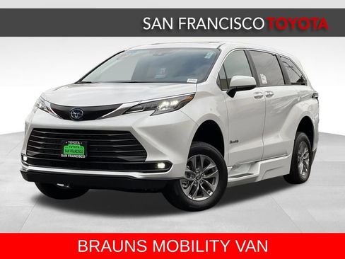 Used 2025 Toyota Sienna XLE image 1