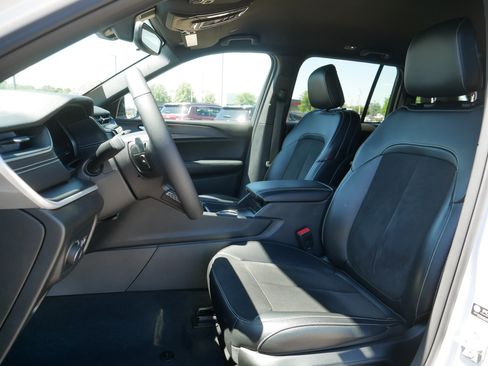 Used 2023 Jeep Grand Cherokee Altitude AWD/4WD image 36