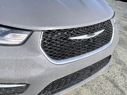 Used 2025 Chrysler Pacifica Select image 4
