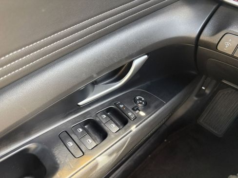 Used 2025 Hyundai Elantra SEL image 18