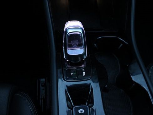 Used 2025 Volvo XC40 B5 Plus image 13