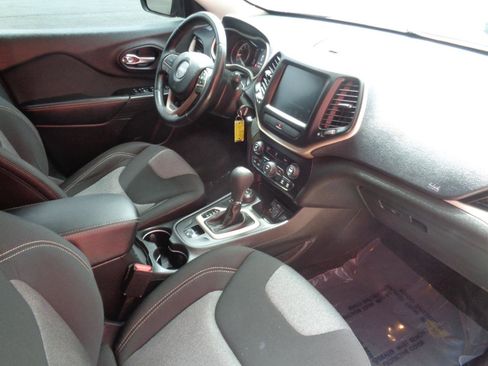 Used 2014 Jeep Cherokee Latitude w/ Cold Weather Group AWD/4WD image 12