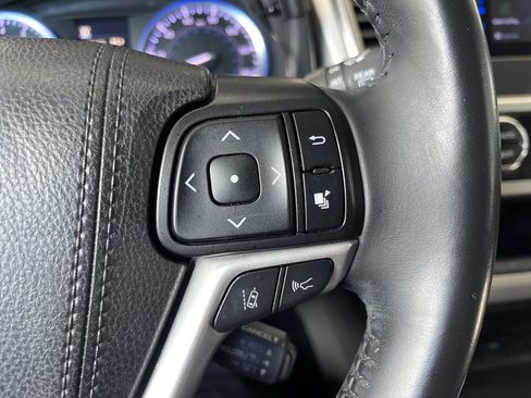 Used 2019 Toyota Highlander Limited FWD image 3