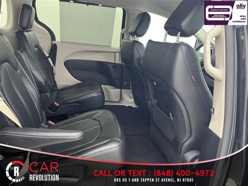 Used 2023 Chrysler Pacifica Touring-L FWD image 45