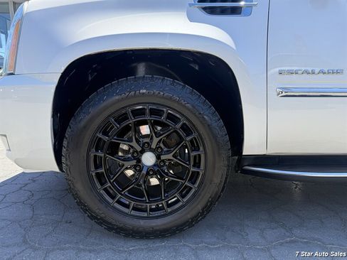 Used 2013 Cadillac Escalade ESV Luxury AWD/4WD image 26