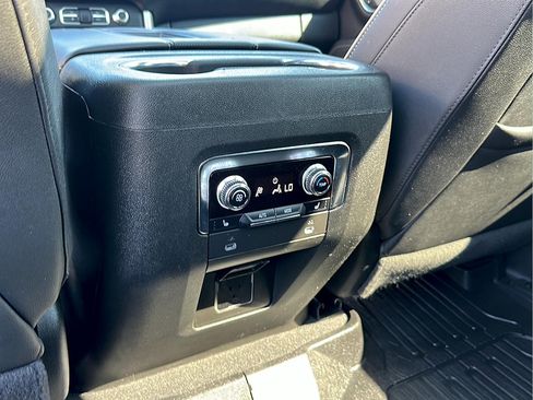 Used 2022 GMC Yukon XL SLT w/ SLT Premium Package AWD/4WD image 14